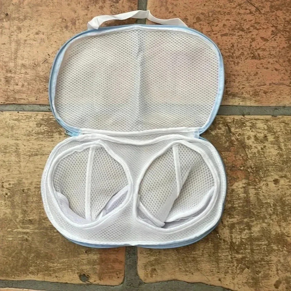 ❤️ NEW 2/$20 or 3/$25 Bra Laundering Mesh Bag - Picture 4 of 6
